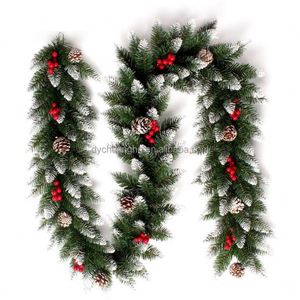 Guirlande de Noël décorative en PVC blanc de 2,7 m avec pommes de pin et fruits rouges, idéale pour vitrine de centre commercial - Product Image 3