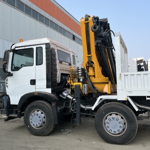 משאית מנוף ניידת משומשת מדגם Sinotruk Howo 8x4, 10-12 טון, מנוע Yuchai, גובה הרמה 12.8 מטר, מומנט גבוה, מערכת בולמי זעזועים MOOG/KYB, לעבודות בנייה. - Product Image 3