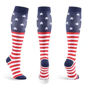 Chaussettes de compression avec impression du drapeau américain Chaussettes médicales 20-30mmhg Sport Knee High Running Athletic Nurse Socks