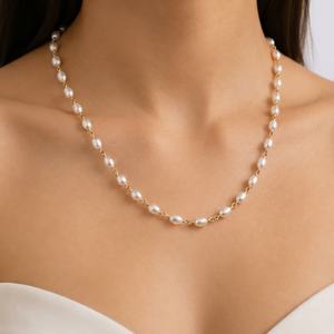 Collier personnalisé plaqué rhodium avec perles de riz d'eau douce, chaîne enroulée sur fil, collier ras du cou pour femme, bijoux de mariée minimalistes de luxe - Product Image 1