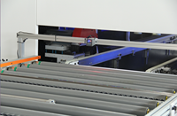 Scie à panneaux CNC automatique robuste à quatre côtés, moteur haute performance 30 kW pour la fabrication de portes et de meubles en bois, contrôlée par PLC