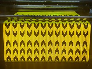מדבקת רפלקטיבית בצורת חץ בצבעים צהוב-ירוק-שחור, פלורסנטית, פריזמטית, לסימון בטיחות משאיות, מתוצרת LU Factory, איחוד האמירויות הערביות - Product Image 3