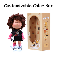 Poupée tendance à cheveux bouclés bruns, motif LOVE, avec T-shirt long, sac bandoulière, chaussettes rayées – Tenue de rue stylée, cadeau pour filles