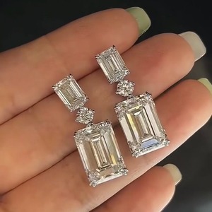 Pendientes colgantes de dos niveles con diamantes cultivados en laboratorio con corte esmeralda en oro de 18 quilates y diamantes redondos decorativos para mujer - Product Image 1