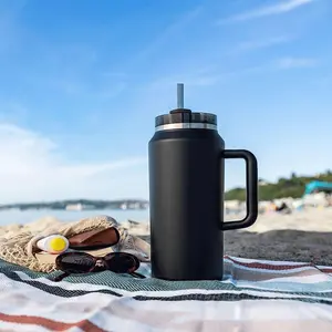 Toptan 64 oz büyük kapasiteli çift duvar seyahat kahve kupalar 64 oz paslanmaz çelik vakum yalıtımlı bardak Tumbler kapaklı saman