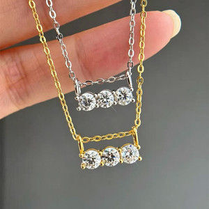 Collier ras du cou en argent <span class=keywords><strong>sterling</strong></span> S925 plaqué or 18 carats avec pendentif barre à trois pierres en moissanite, collier ras du cou horizontal à 3 pierres en moissanite pour femme - Product Image 2