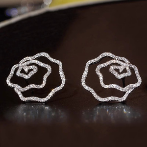 Orecchini a perno a forma di rosa cava per donna, design floreale romantico, accessori per l'orecchio da indossare tutti i giorni - Product Image 3