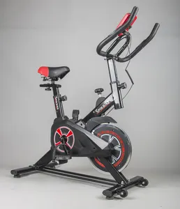 จักรยานปั่นออกกำลังกายในยิมอุปกรณ์กีฬาสำหรับออกกำลังกายร่างกายและปั่นออกกำลังกาย
