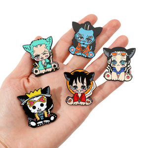 Lot de 10 badges métalliques colorés style chat mignon de l'<span class=keywords><strong>équipage</strong></span> de Monkey D. <span class=keywords><strong>Luffy</strong></span> (chapeau de paille) pour la décoration de sacs à dos et vêtements - Product Image 1