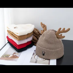 Cappello invernale con pullover termico in maglia di natale cappello con corna di alce carino e cappello di protezione per le orecchie in velluto