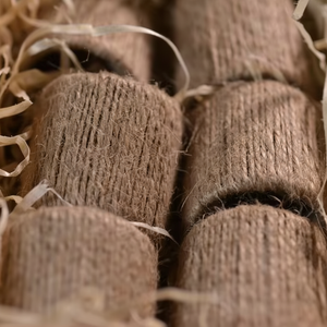 Nouveauté Anneaux de serviette de mariage écologiques en bambou tissé à la main avec des perles en bambou et des glands en corde de chanvre naturelle - Product Image 1