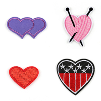 Patchs de couture en forme de coeur de broderie de tissu personnalisés en vrac en gros pour l'embellissement de vêtements