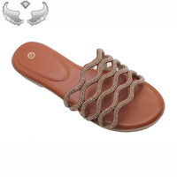 Chaussures plates pour femmes de haute qualité, sandales à rivets tendance pour l'été et la plage, pantoufles, emballage personnalisé avec logo, tongs pour femmes