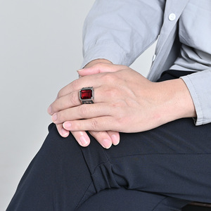 แหวนผู้ชายสไตล์เรโทรประดับพลอยทรงเหลี่ยม กรอบสแตนเลส ดีไซน์ทันสมัย ของขวัญเครื่องประดับแฟชั่น สีดำ แดง เขียว ม่วง ฟ้าอ่อน - Product Image 4