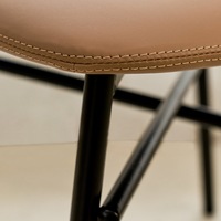 Chaise de salle à manger moderne en cuir avec siège rembourré et dossier haut et cadre en tube d'acier