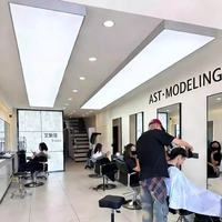 Film de plafond tendu rétroéclairé sans joint, lumière uniforme sans ombre avec profil en aluminium et bande LED pour intérieur moderne pour salon de coiffure