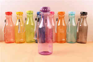 Bouteille d'eau sport portable en plastique transparent incassable de couleur bonbon, hermétique, réutilisable, sans danger pour les aliments, avec bouchon à paille, 350 ml - Product Image 5