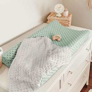 Housse de table à langer confortable en minky à pois pour bébés filles et garçons, s'adapte aux tapis de 32''/34'' x 16'' - Product Image 6