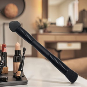 Pinceau de maquillage pour cheveux synthétiques à double extrémité en gros d'usine manche en bois noir éponge de fond de teint anti-cernes pour brosse simple pour le visage - Product Image 3