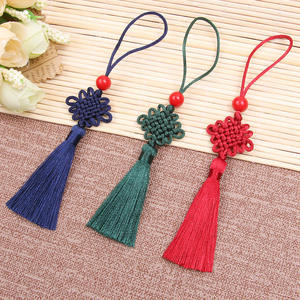 Nœuds chinois noués à la main : Petits nœuds chinois avec pompons dans un style chinois traditionnel - Product Image 1