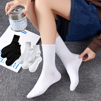Chaussettes unisexes de haute qualité à prix de gros, logo personnalisé, couleur unie, chaussettes noires et blanches pour un usage quotidien