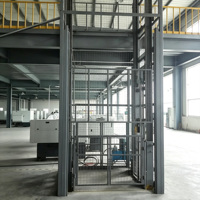 Plateforme élévatrice hydraulique fiable sur rail de guidage pour le transport vertical de matériaux en usine de fabrication