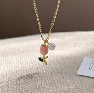Vente en gros collier haut de gamme en alliage motif fleur tendance belle tulipe or pour femmes - Product Image 1