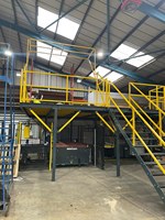 Système de plancher en mezzanine avec escaliers pour solution d'entreposage, unités de rayonnage, étagères de grenier, plateforme de loft