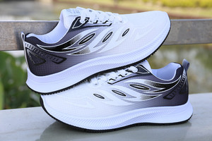 รองเท้าลำลองตาข่ายระบายอากาศสำหรับผู้ชายฤดูร้อน พื้นรองเท้าน้ำหนักเบาและนุ่ม เหมาะสำหรับวิ่งเล่นกีฬา เดินเท่ๆ ทันสมัย - Product Image 3