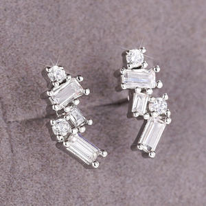 E3321 Orecchini in oro bianco con diamanti taglio baguette, gioielli in pietra naturale stile classico da donna - Product Image 5