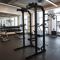 Cage de musculation robuste avec supports de sécurité, pour squats, développés couchés et entraînement complet du corps, usage en salle de sport