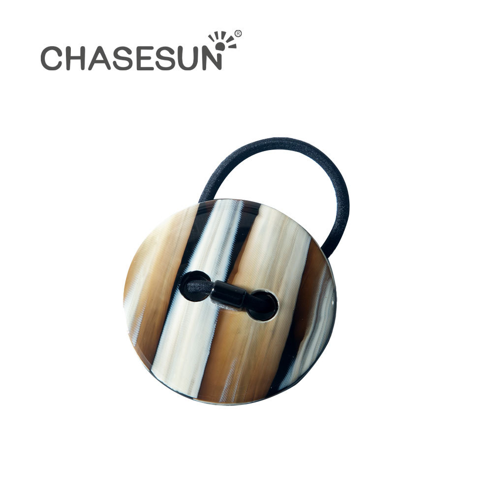 Élastique à cheveux Maillard à boutons, color block blanc et marron.