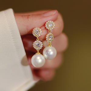 Pendientes E3626 Golden Drop con Perla Cultivada AAA, Diseño de Flor Blanca Redonda, Engaste de Bisel, Joyería Clásica para Bodas de Mujer - Product Image 3