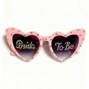 Lunettes de soleil de fête HLC ODM exquises en strass en forme de cœur avec inscription « Bride to Be » pour mariage et enterrement de vie de jeune fille, idéales pour les photos en extérieur - Product Image 5