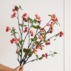 กิ่งแอปเปิ้ลประดิษฐ์พร้อมผลเบอร์รี่สีแดงและใบไม้สีเขียวสำหรับตกแต่งบ้านและใช้เป็นอุปกรณ์ประกอบฉากถ่ายภาพ - Product Image 1