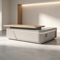 Bureau de direction moderne sur mesure avec plateau en bois à bords arrondis et éclairage LED pour projet de bureau commercial et poste de travail de PDG