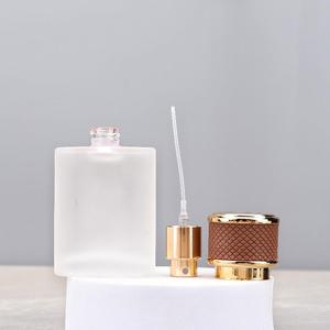 Flacon de parfum en verre sérigraphié sur mesure de luxe 30ml 50ml, carré givré avec capuchon en cuir marron doré et pulvérisateur à brume fine - Product Image 5