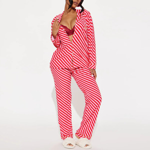 Pijamas de viscosa suave para mujeres que disfrutan de una tela ligera y fluida durante las cálidas noches de verano. - Product Image 2