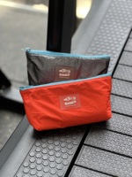 Vente en gros de sacs cosmétiques en papier kraft Tyvek avec logo personnalisé, sacs à fermeture éclair Tyvek écologiques réutilisables pour le rangement