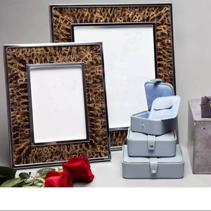 Vente en gros Cadre <span class=keywords><strong>photo</strong></span> de luxe en velours fait à la main avec plumes en métal pour fête Décoration murale de mariage Cadeau d'anniversaire Artisanat - Product Image 1