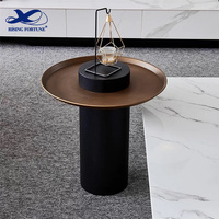 Table basse rectangulaire en marbre naturel noir et blanc de conception italienne moderne pour hôtel