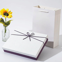Boîte cadeau en carton violet spécialisée pour vêtements de luxe et accessoires de mode haut de gamme avec structure renforcée