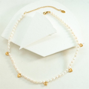 Collier de luxe avec pendentif cœur plaqué or 18 carats et chaîne de perles - Product Image 4