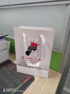 Sac de shopping de luxe en carton blanc avec poignées, personnalisable pour la vente au détail de vêtements et la vente en gros commerciale - Product Image 3