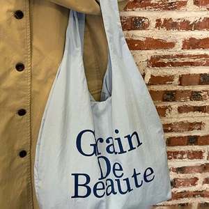 กระเป๋าผ้าแคนวาสหูเชือกแบบกำหนดเองพร้อมโลโก้  รักษ์โลก ใช้ซ้ำได้ พร้อมพิมพ์ลายตัวอักษร - Product Image 4