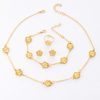 Parure de bijoux fantaisie pour femme de style européen et américain, motif trèfle à cinq feuilles porte-bonheur, comprenant collier, boucles d'oreilles et bague, plaqué or, très vendue