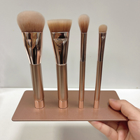 Nouveauté : Ensemble de 4 pinceaux à maquillage magnétiques sur pied avec support en fer