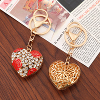 Porte-clés en alliage incrusté de strass en forme de cœur, pendentif orné de cristaux transparents pour clés de voiture, sacs et décoration intérieure