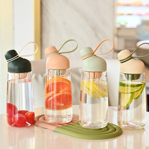 Bouteille d'eau en plastique de luxe 600 ml 2026 avec infuseur à fruits, vente en gros, logo personnalisé, bouteille de sport transparente avec poignée et couvercle à paille - Product Image 2