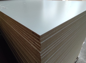 Panneau MDF <span class=keywords><strong>mélaminé</strong></span> <span class=keywords><strong>blanc</strong></span> de 15 mm, panneau de fibres à densité moyenne stratifié double face 4x8 pieds, panneau de bois de qualité E0 pour armoires - Product Image 2